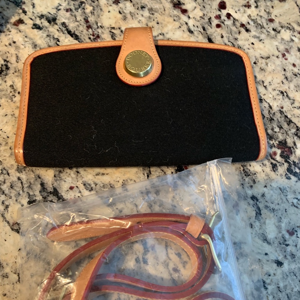 USED Dooney & Bourke Black Cabriolet Wallet 🖤